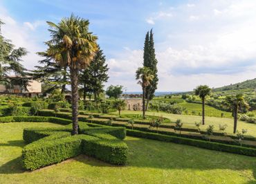 The garden of <br> Villa Spinosa